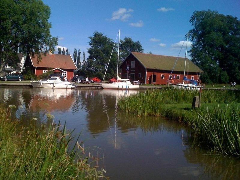 Hajstorp Slusscafe & Vandrarhem Toreboda Bagian luar foto