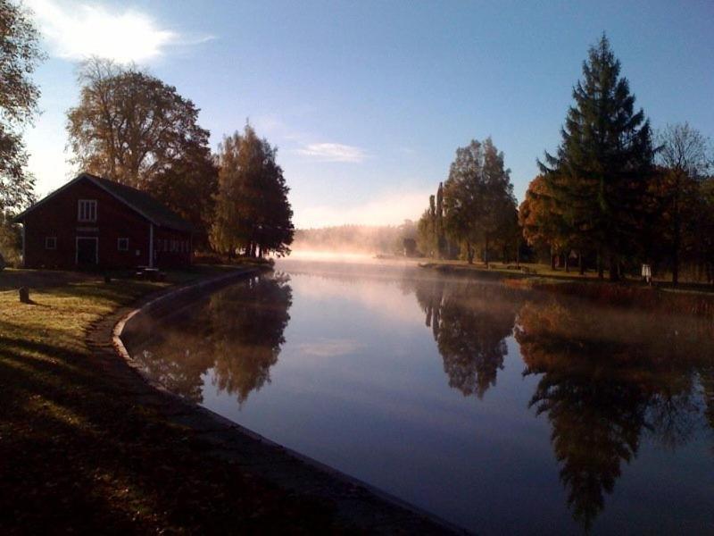 Hajstorp Slusscafe & Vandrarhem Toreboda Bagian luar foto